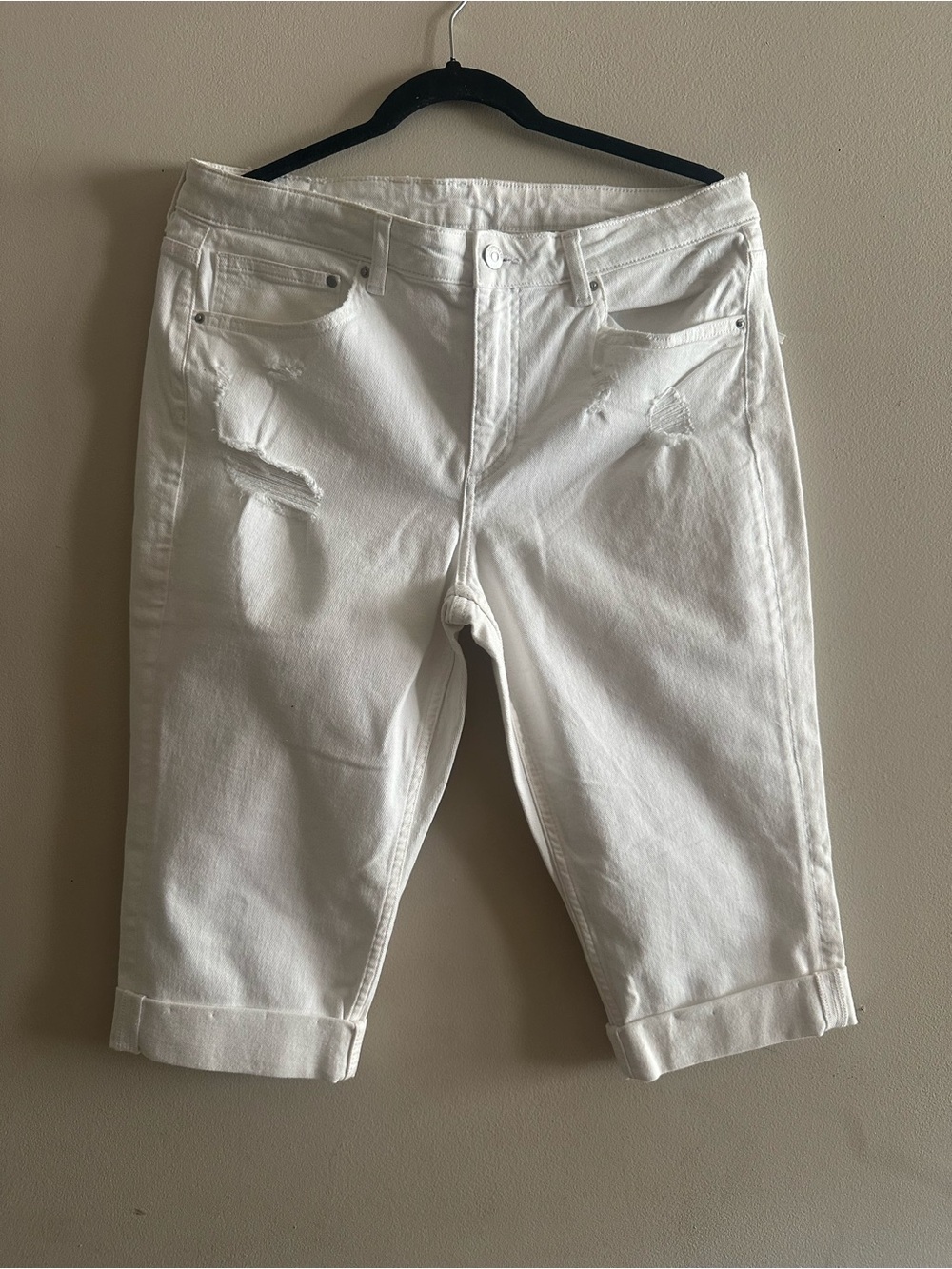 ✨H&M White Distressed Denim Capris Jean Size 32 NWT